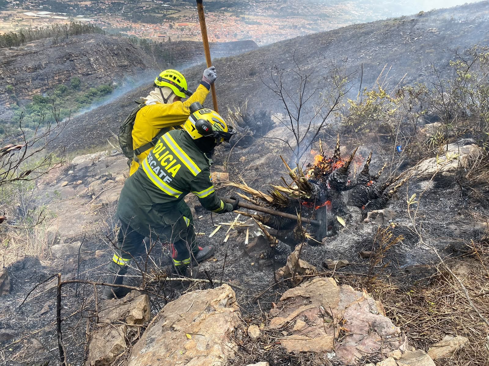 Más de 150 soldados y seis helicópteros mantienen operativo contra incendio en Villa de Leyva. Crédito: MinDefensa.