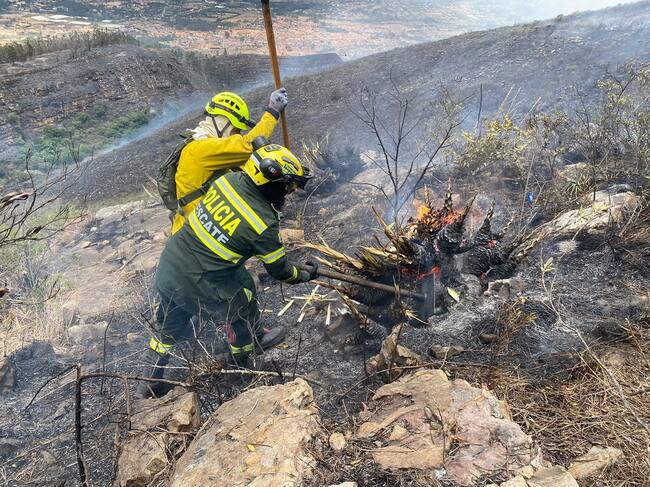 Más de 150 soldados y seis helicópteros mantienen operativo contra incendio en Villa de Leyva. Crédito: MinDefensa.