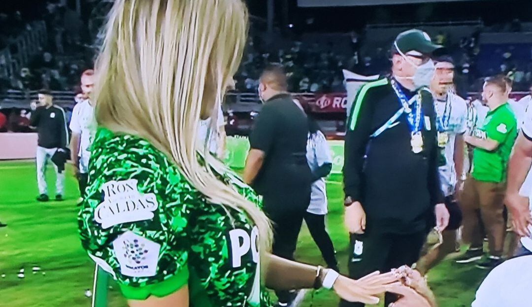 Alex Castro y su novia