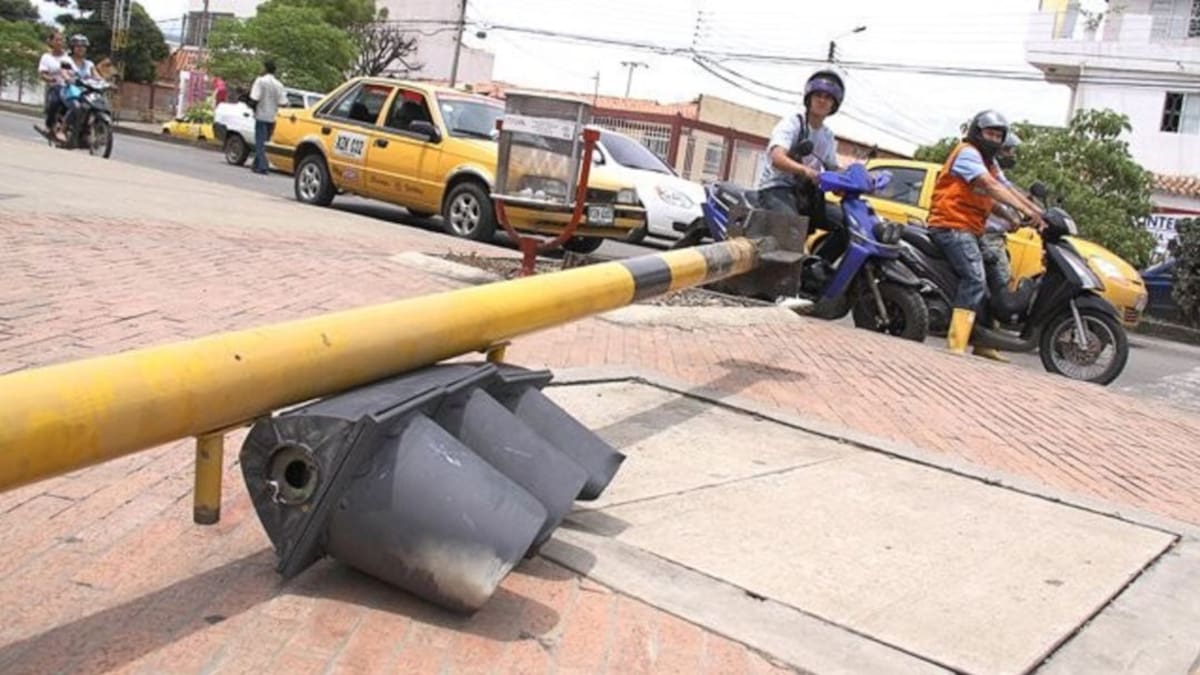 Ofrecen recompensa por destructores de semáforos en Medellín