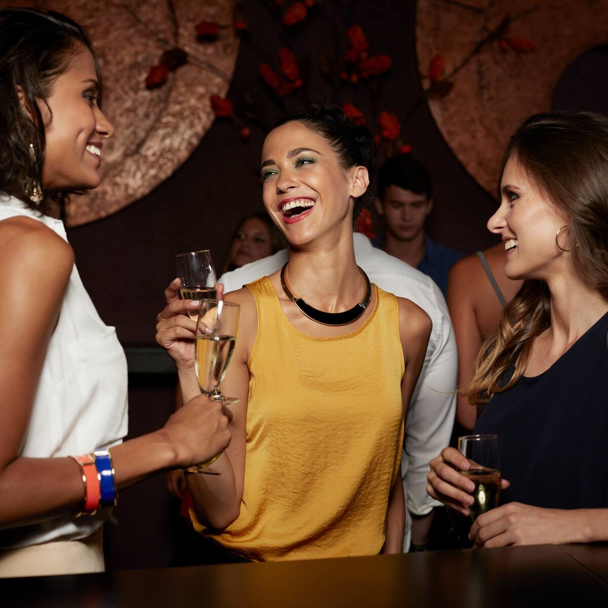 Por qué es difícil hablar después de beber mucho alcohol: efecto en cerebro, según experto