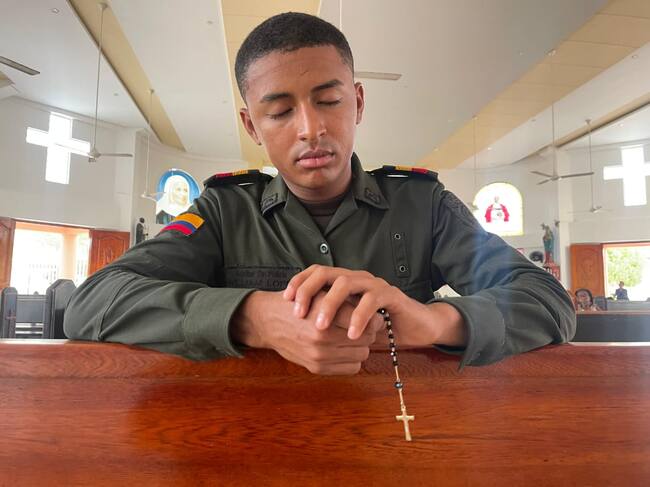 El llamado de Dios: Ya no viste sotana, pero su vocación de servicio sigue siendo la misma.