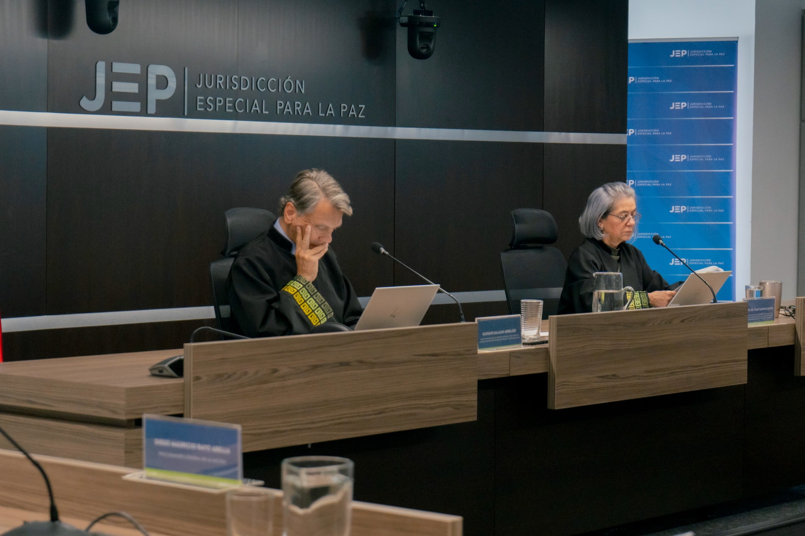 Magistrados de la JEP que llevan el juicio contra el excongresista Luis Fernando Almario