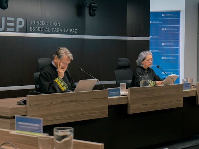 Magistrados de la JEP que llevan el juicio contra el excongresista Luis Fernando Almario