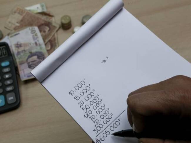 Subiendo tasas de interés se busca que colombianos se endeuden menos: experto