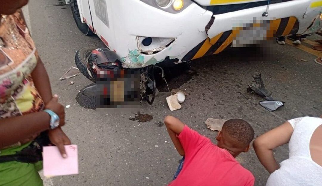 La víctima quien iba de parrillera con su pareja quedó debajo de las llantas de un bus de turismo. Una falla mecánica sería la principal hipótesis