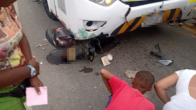 La víctima quien iba de parrillera con su pareja quedó debajo de las llantas de un bus de turismo. Una falla mecánica sería la principal hipótesis