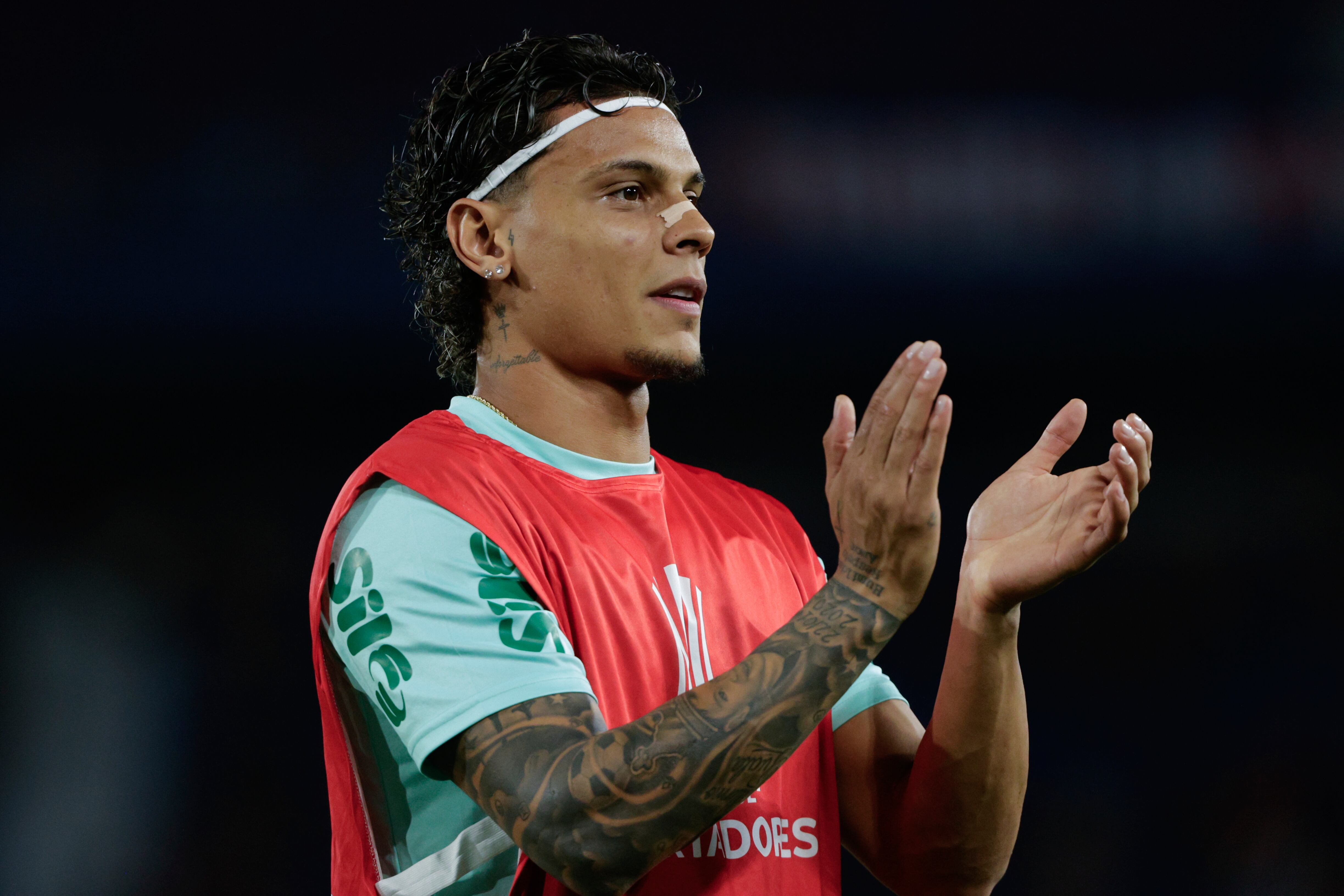 AMDEP6022. ASUNCIÓN (PARAGUAY), 07/05/2025.- Richard Ríos de Palmeiras aplaude en el calentamiento este miércoles, en un partido de la fase de grupos de la Copa Libertadores entre Cerro Porteño y Palmeiras en el estadio La Nueva Olla en Asunción (Paraguay). EFE/ Juan Pablo Pino