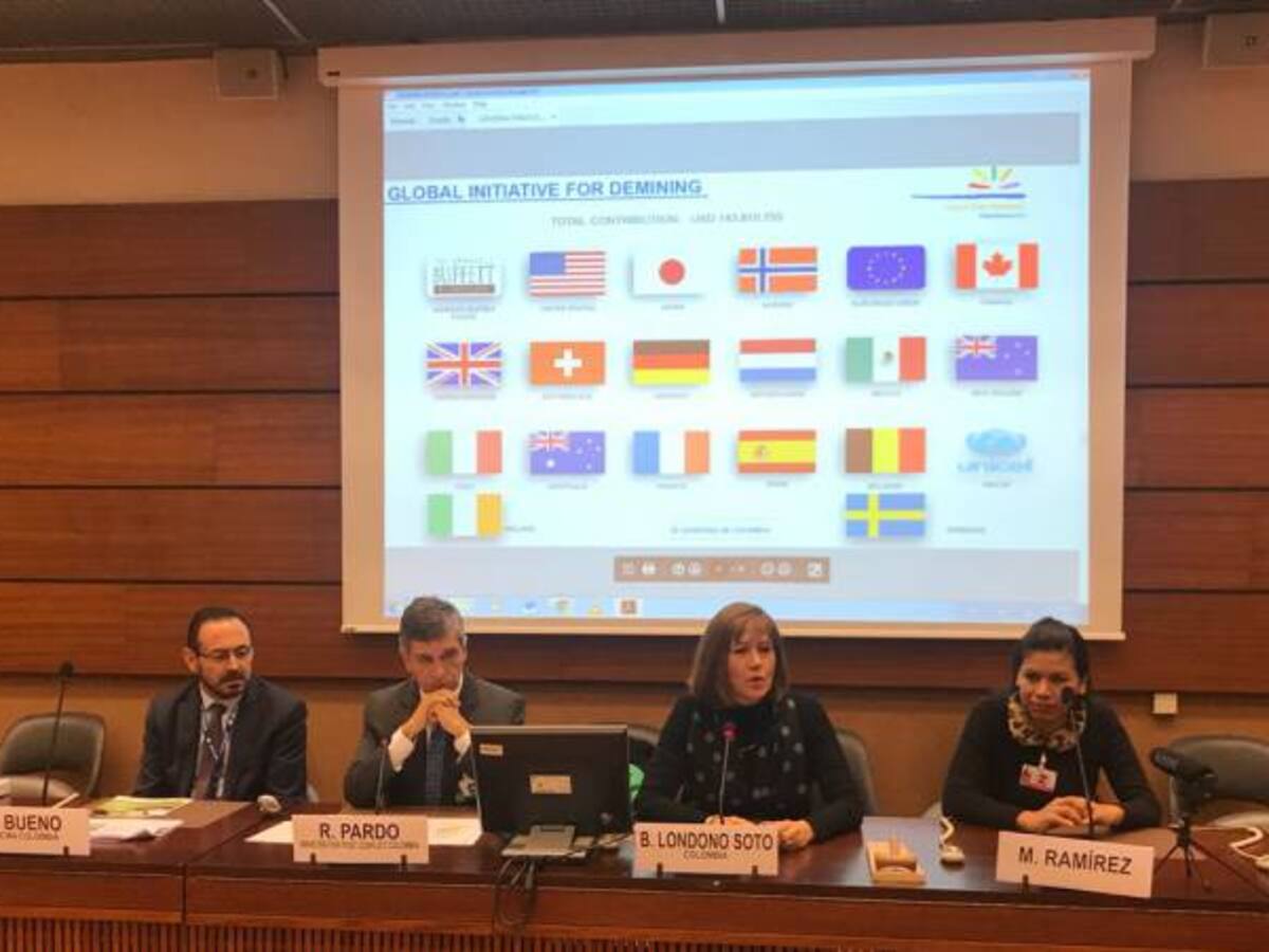 En Ginebra, Gobierno presenta balance de 188 municipios sin campos minados