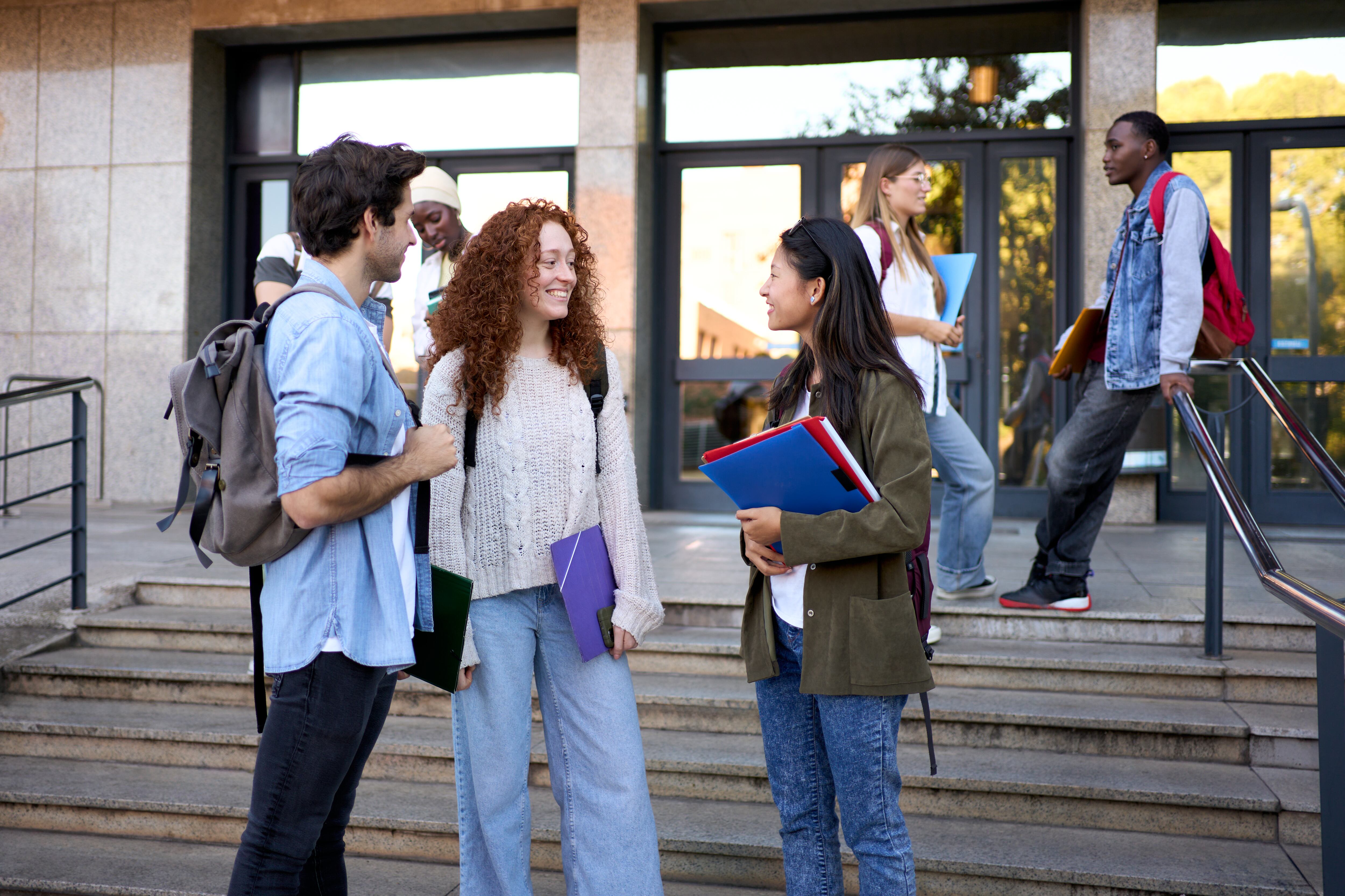 Imagen de referencia de jovenes estudiando en la universidad / Getty Images