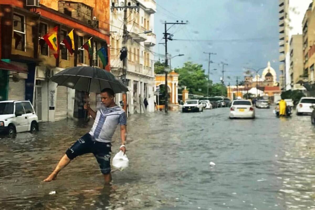 En ocasiones puede más el desespero de las personas que sin importar la contaminación de las aguas, se animan a pasar de un lado a otro