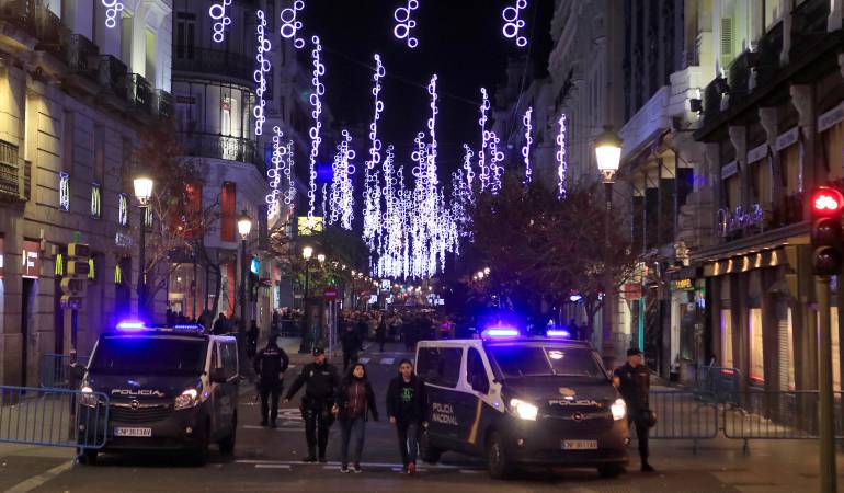 Policia nacional y municipal han puesto en práctica esta noche en la Puerta del Sol de Madrid la medidas de seguridad que repetirán en 24 horas en las campanadas de Nochevieja, que darán paso al nuevo año.