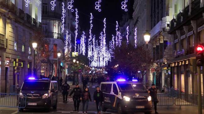 Policia nacional y municipal han puesto en práctica esta noche en la Puerta del Sol de Madrid la medidas de seguridad que repetirán en 24 horas en las campanadas de Nochevieja, que darán paso al nuevo año.