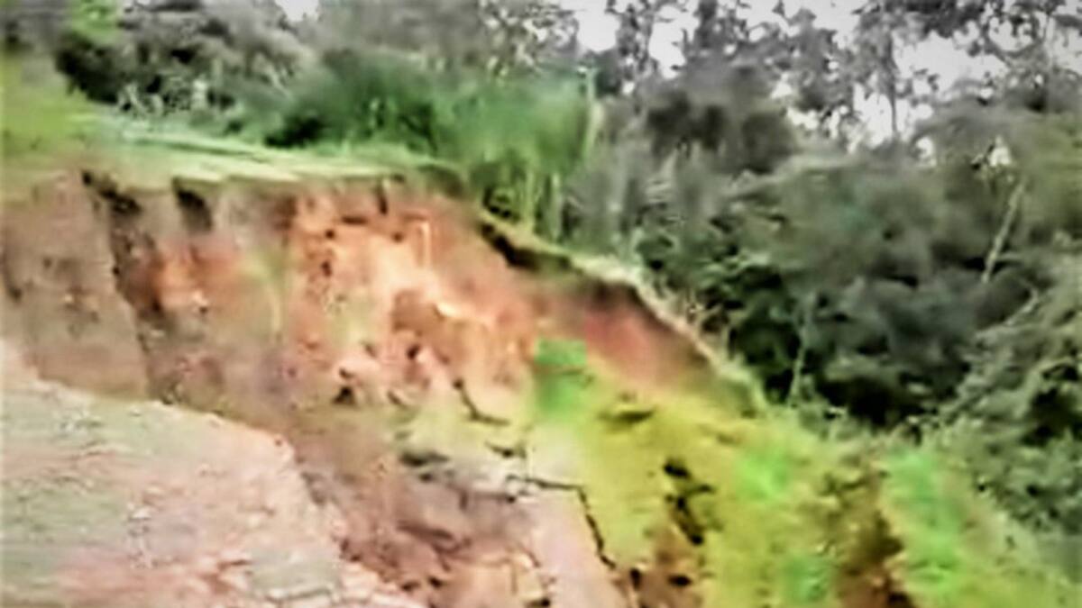 “Nos quedamos sin carretera”, graban derrumbe que destruyó tramo de una vía