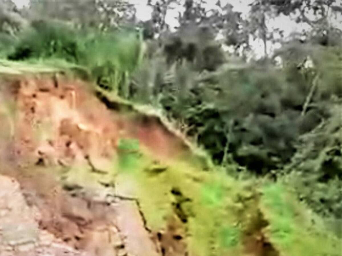 “Nos quedamos sin carretera”, graban derrumbe que destruyó tramo de una vía