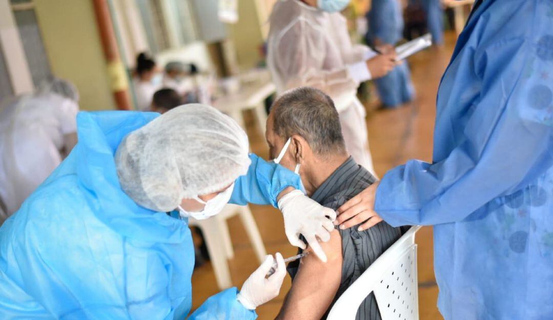 vacunación contra el COVID-19 