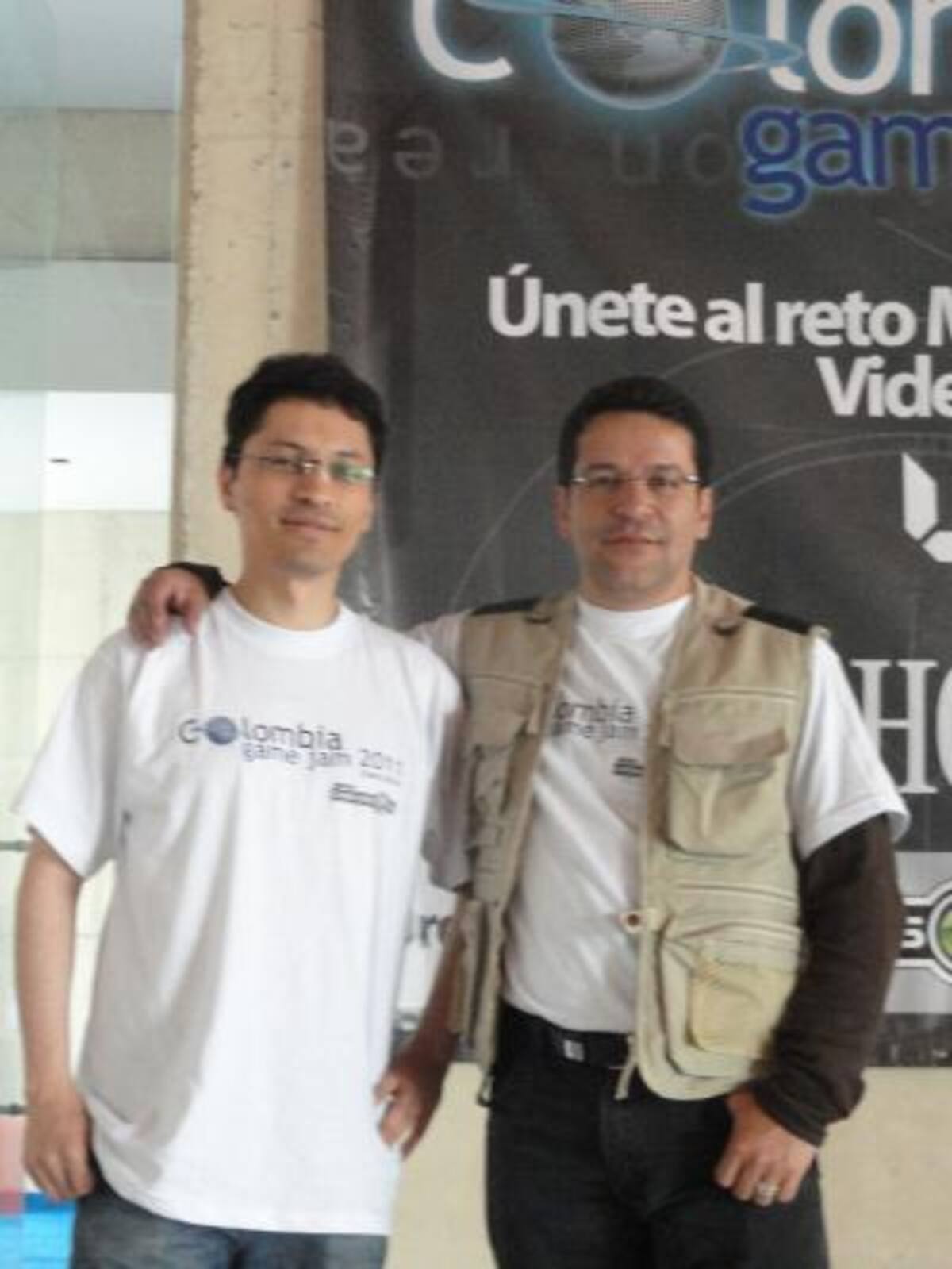 Óscar Chavarro acompañado de Jairo Antonio Pérez, representante de LabCom Javeriana.