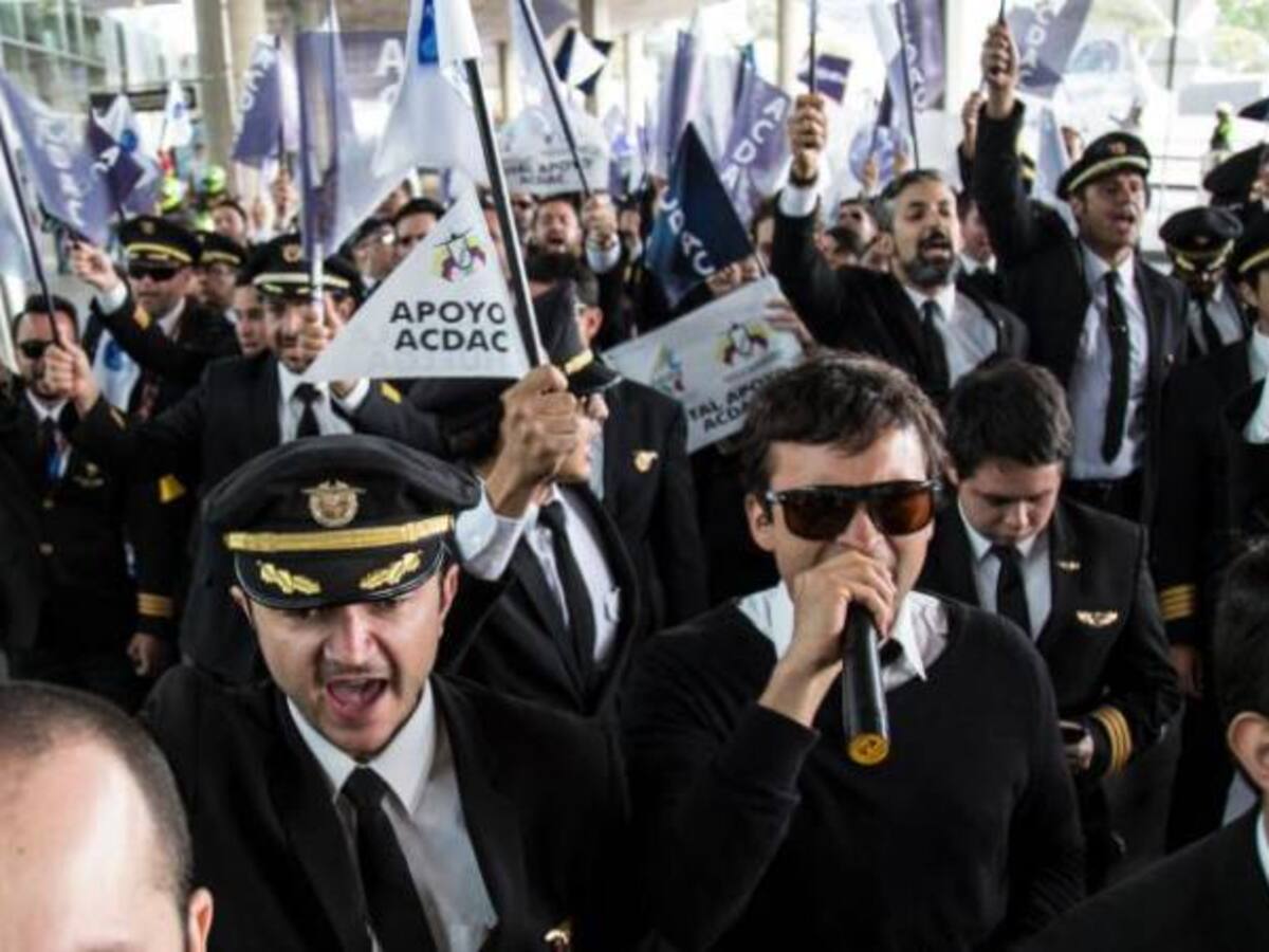 Difícil aterrizaje de pilotos huelguistas en CSJ