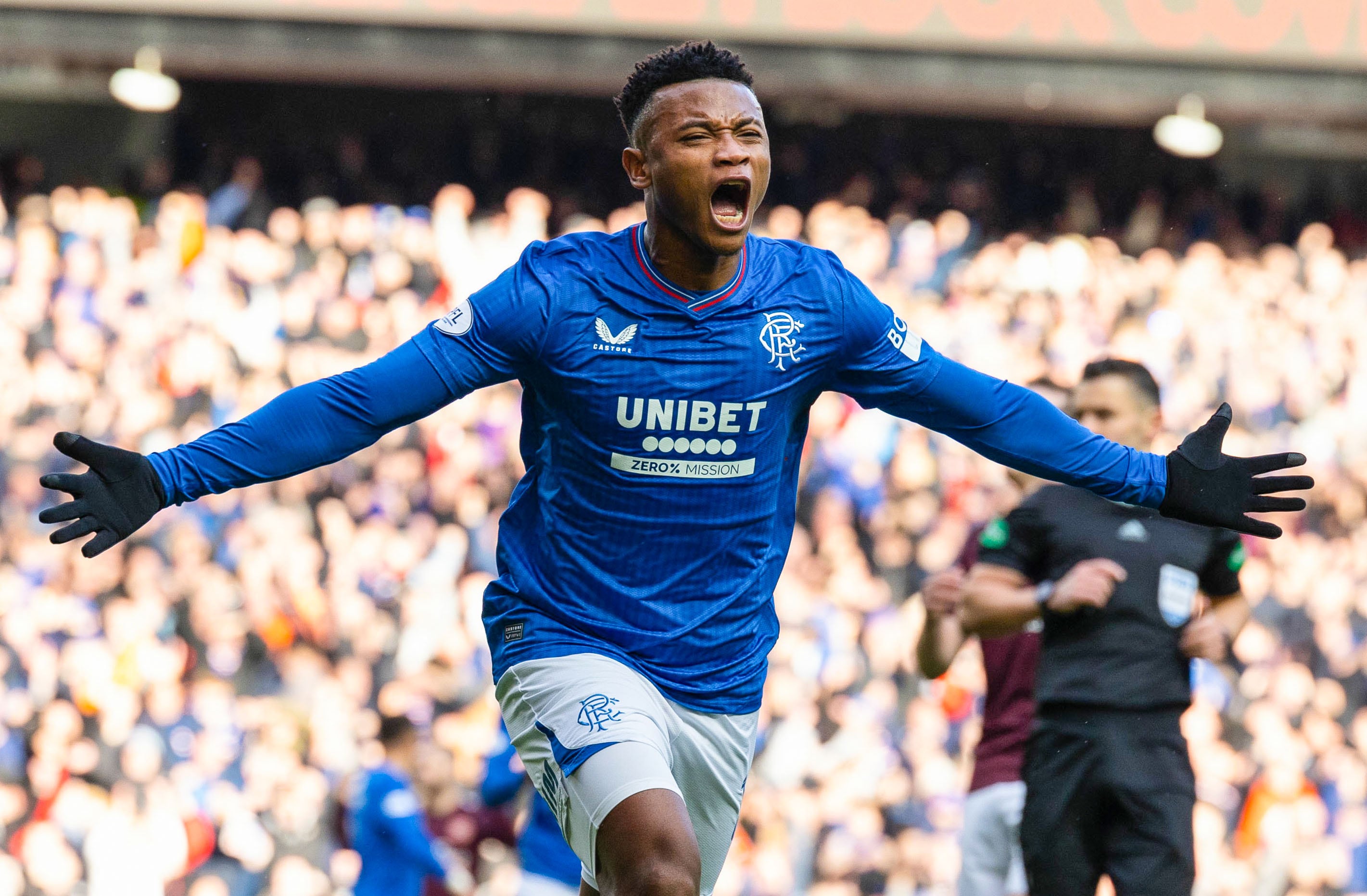Óscar Cortés celebra su primer gol con el Rangers de Escocia. (Photo by Craig Foy/SNS Group via Getty Images)