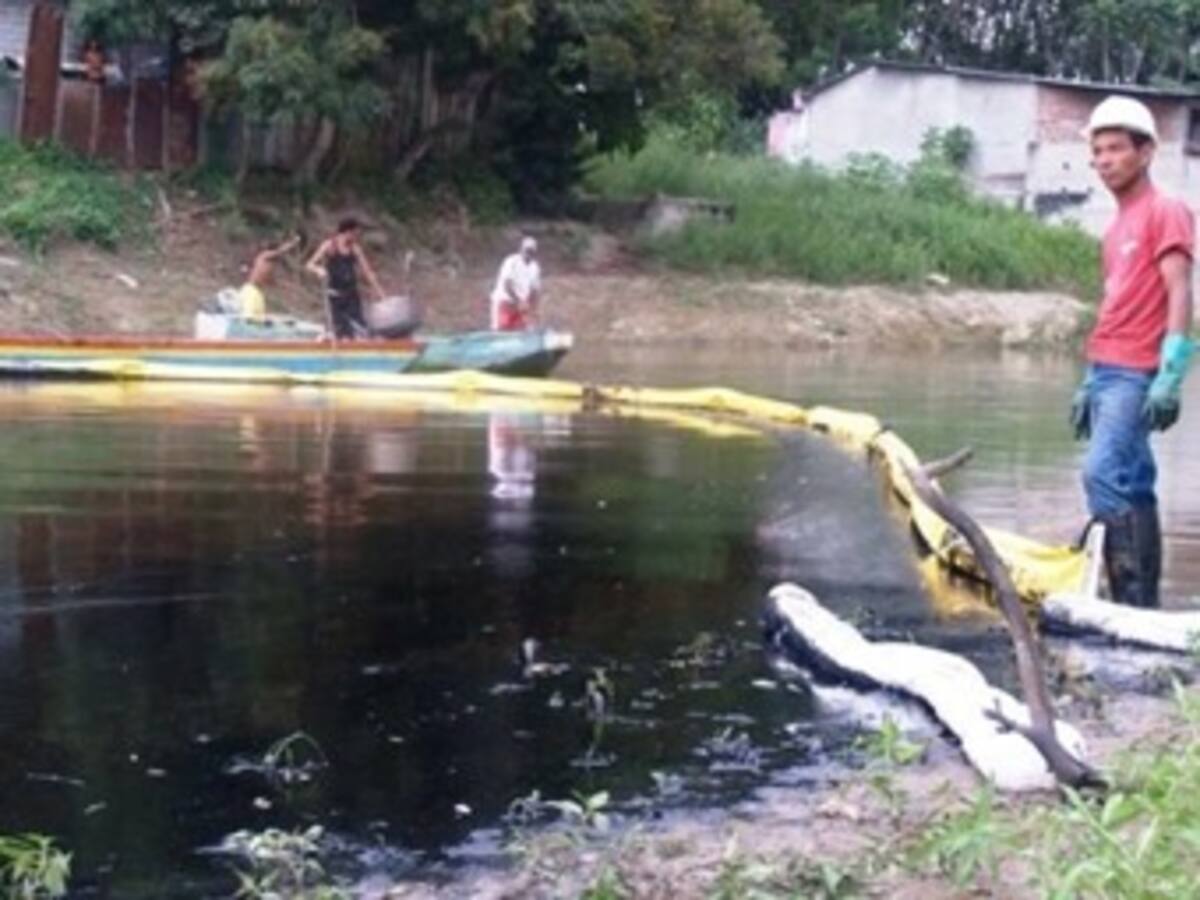Alarmante contaminación genera derrame de petróleo provocado por las Farc