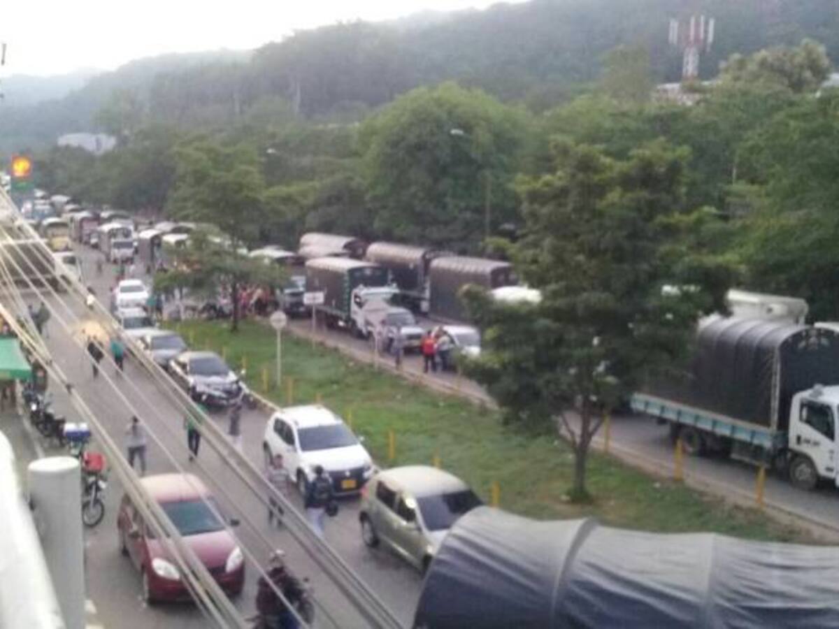 Amaneció bloqueada la entrada a la central mayorista de Bucaramanga