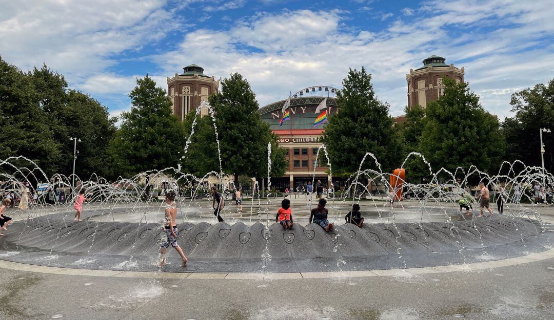 El alza en las temperaturas ha volcado a la ciudadanía de Canadá y Estados Unidos a las calles a buscar formas de refrescarse.