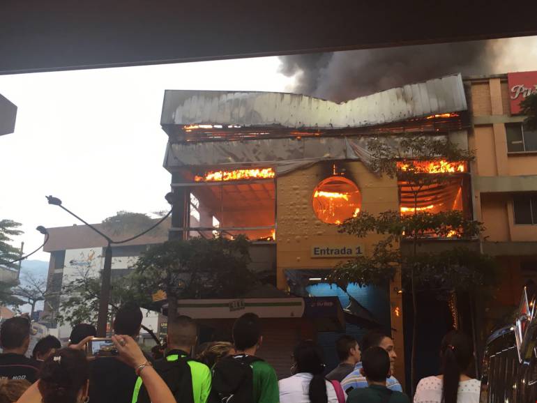 Incendio en el centro comercial San Petro de Medellín. 