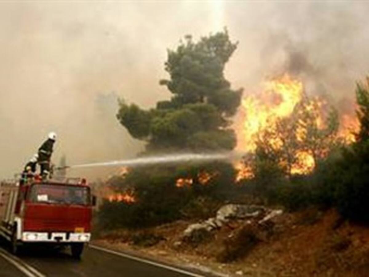 Calor y pirómanos desatan incendios en Medellín
