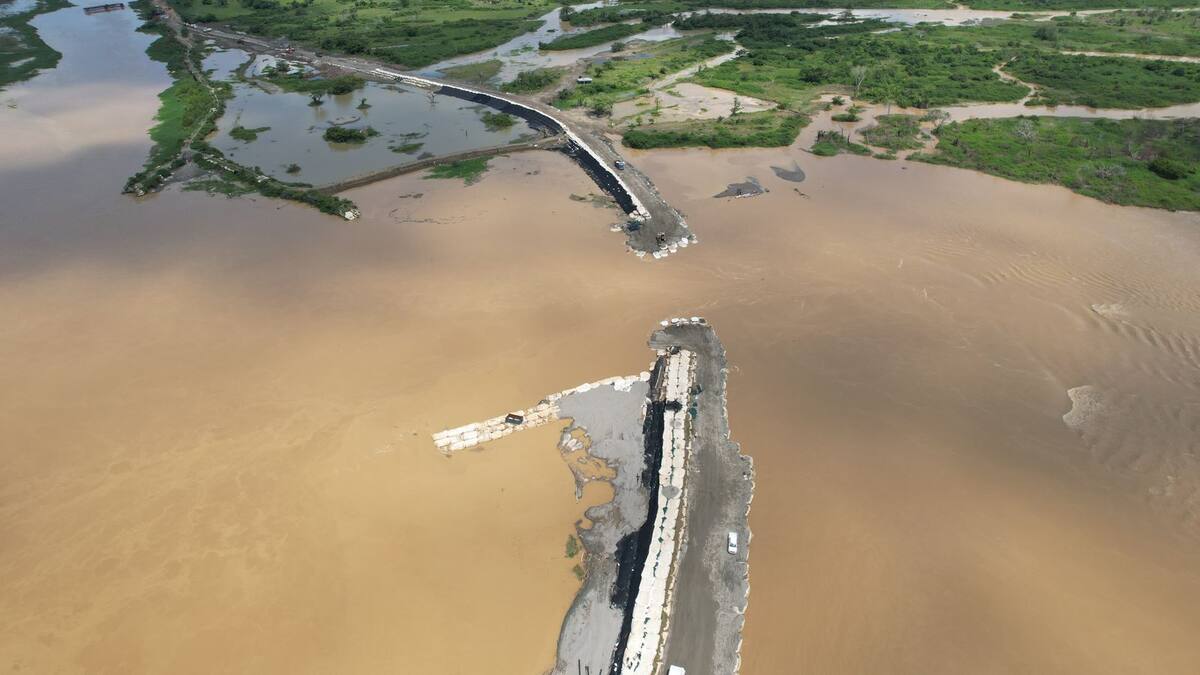 Ganaderos de La Mojana inician construcción de muro para desviar el río Cauca y evitar inundaciones