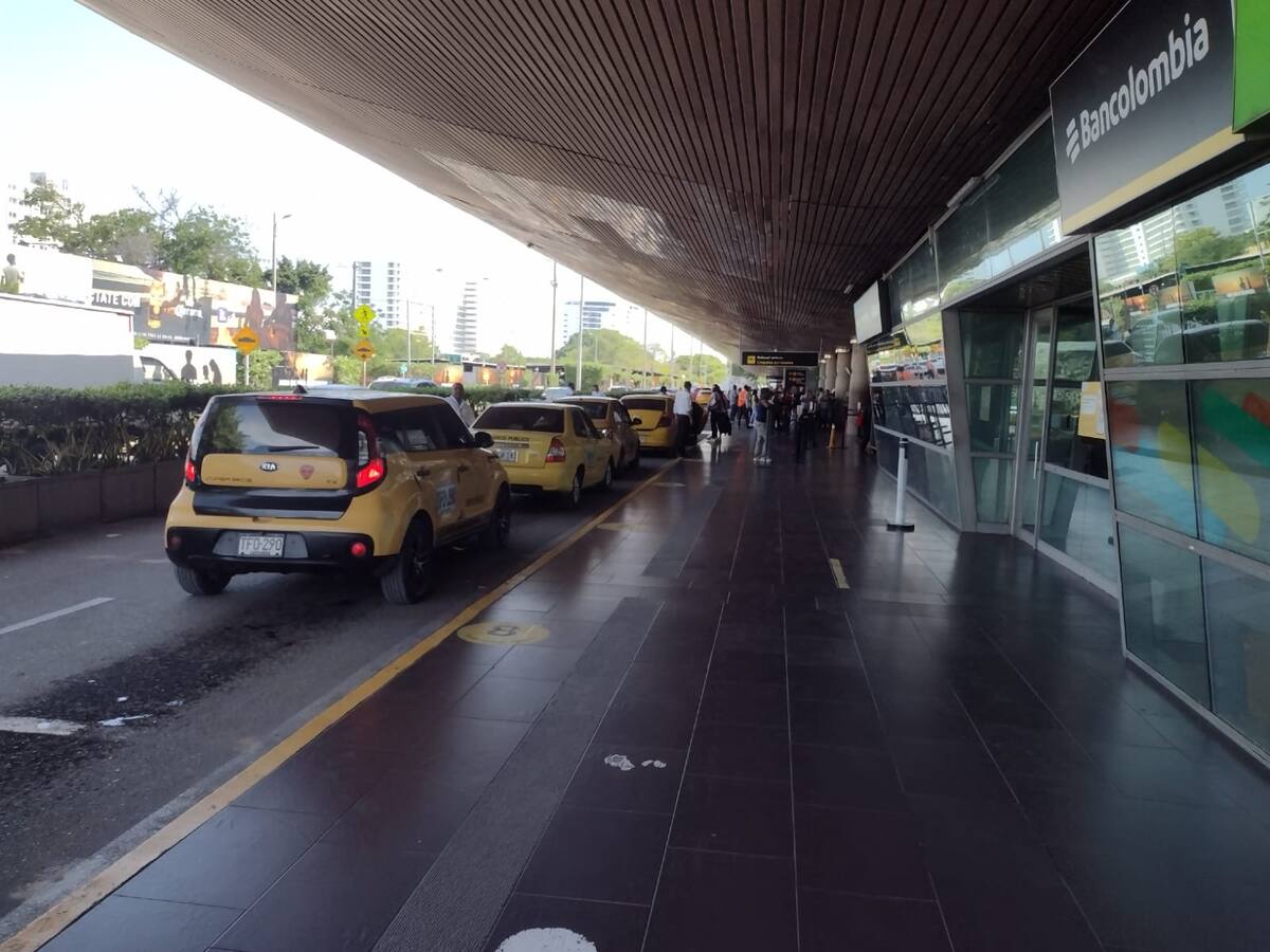 Taxistas del aeropuerto de Cartagena piden más control a transporte ilegal