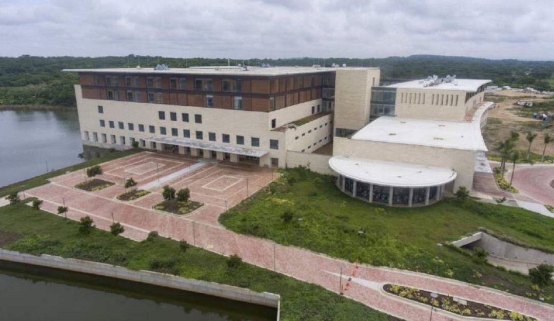 El hospital cuenta con servicios de consulta externa, laboratorio clínico y patología, hospitalización, cuidados intensivos, entre otros