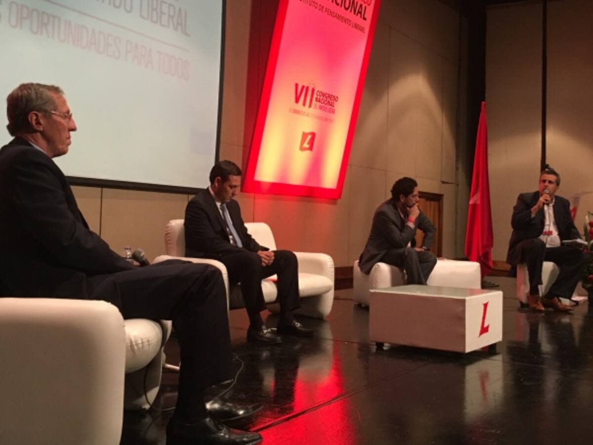 Si perdemos el plebiscito 'nos jodimos': Navarro en cumbre liberal