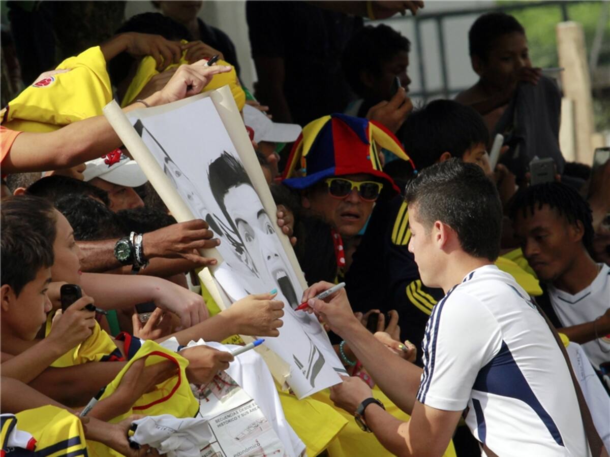 James Rodríguez firma autógrafos a los hinchas en Barranquilla