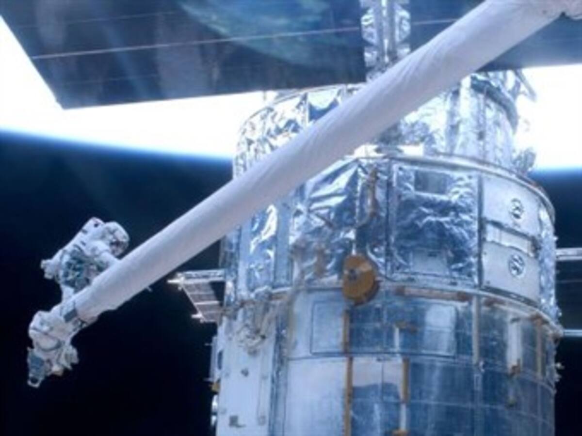 Los astronautas del Atlantis sueltan al Hubble, y el telescopio empieza a reaccionar