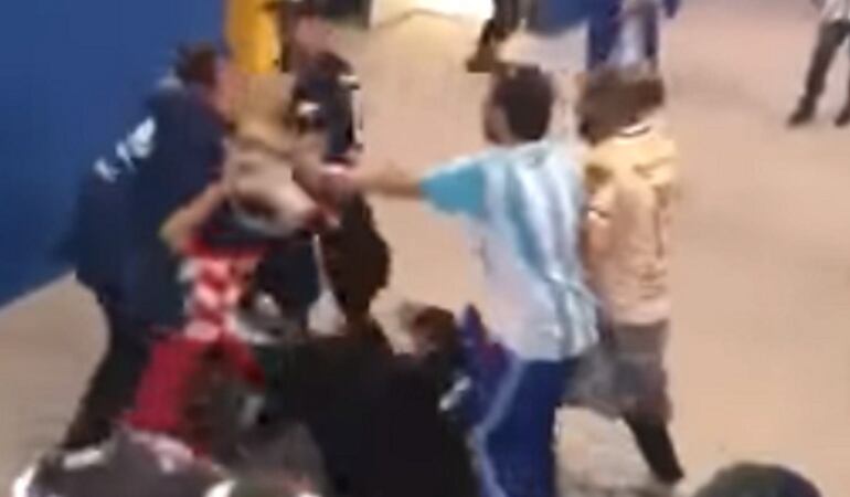 Ataque de hinchas argentinos a hincha croata