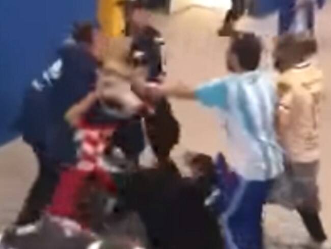 Ataque de hinchas argentinos a hincha croata