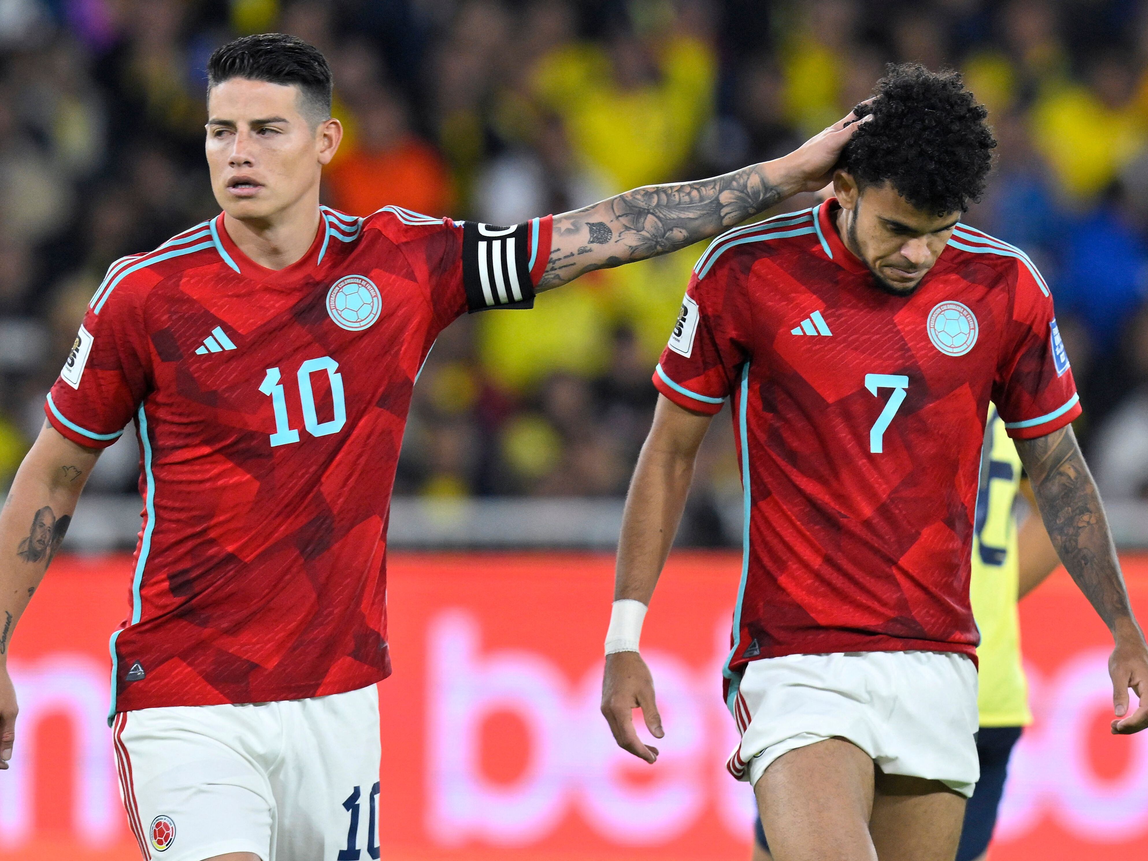 James Rodríguez consuela a Luis Díaz tras su penalti errado. (Photo by Rodrigo BUENDIA / AFP) (Photo by RODRIGO BUENDIA/AFP via Getty Images)