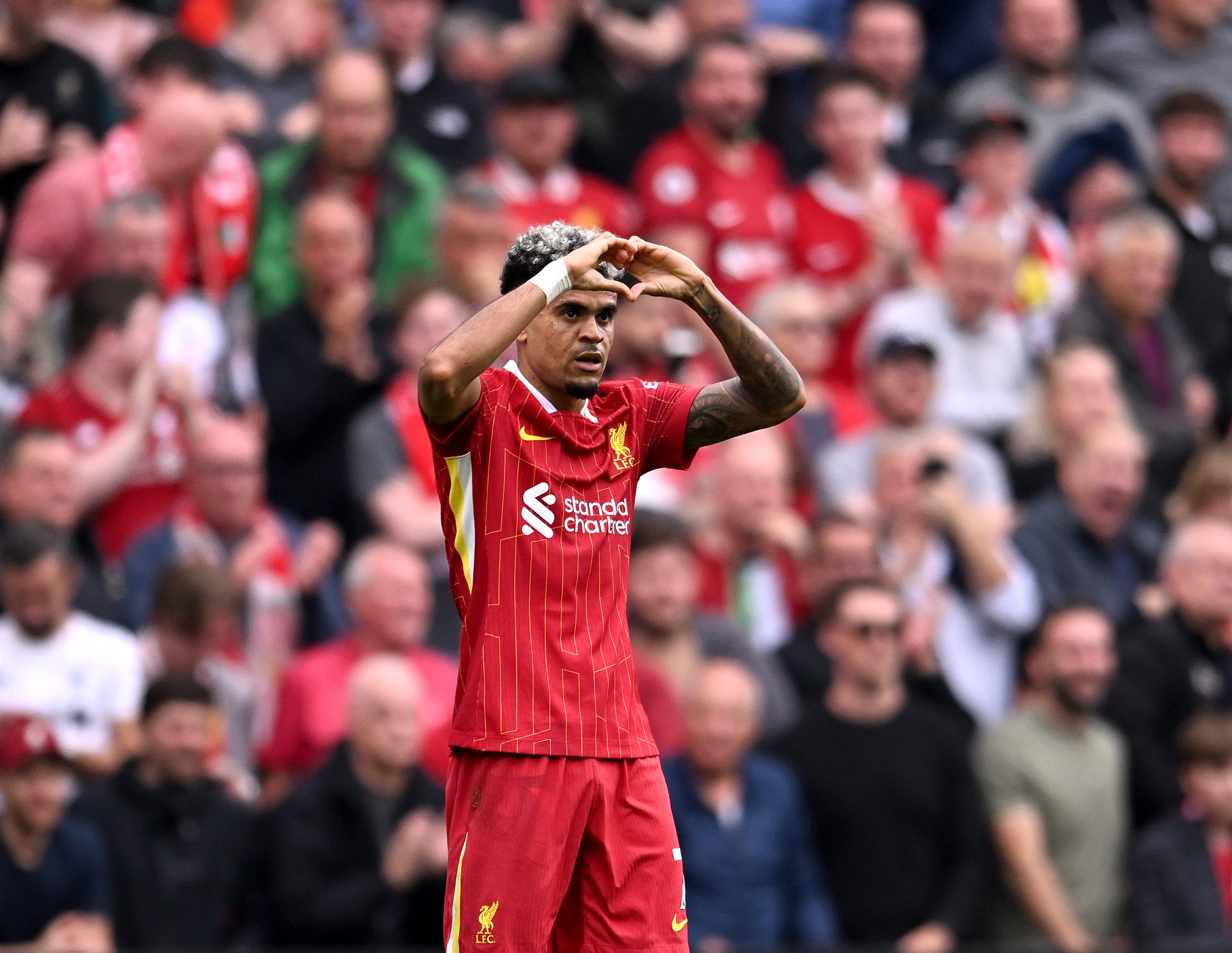 Luis Díaz celebra uno de sus cinco goles con el Liverpool en la presente edición de la Premier League. (Photo by Andrew Powell/Liverpool FC via Getty Images)