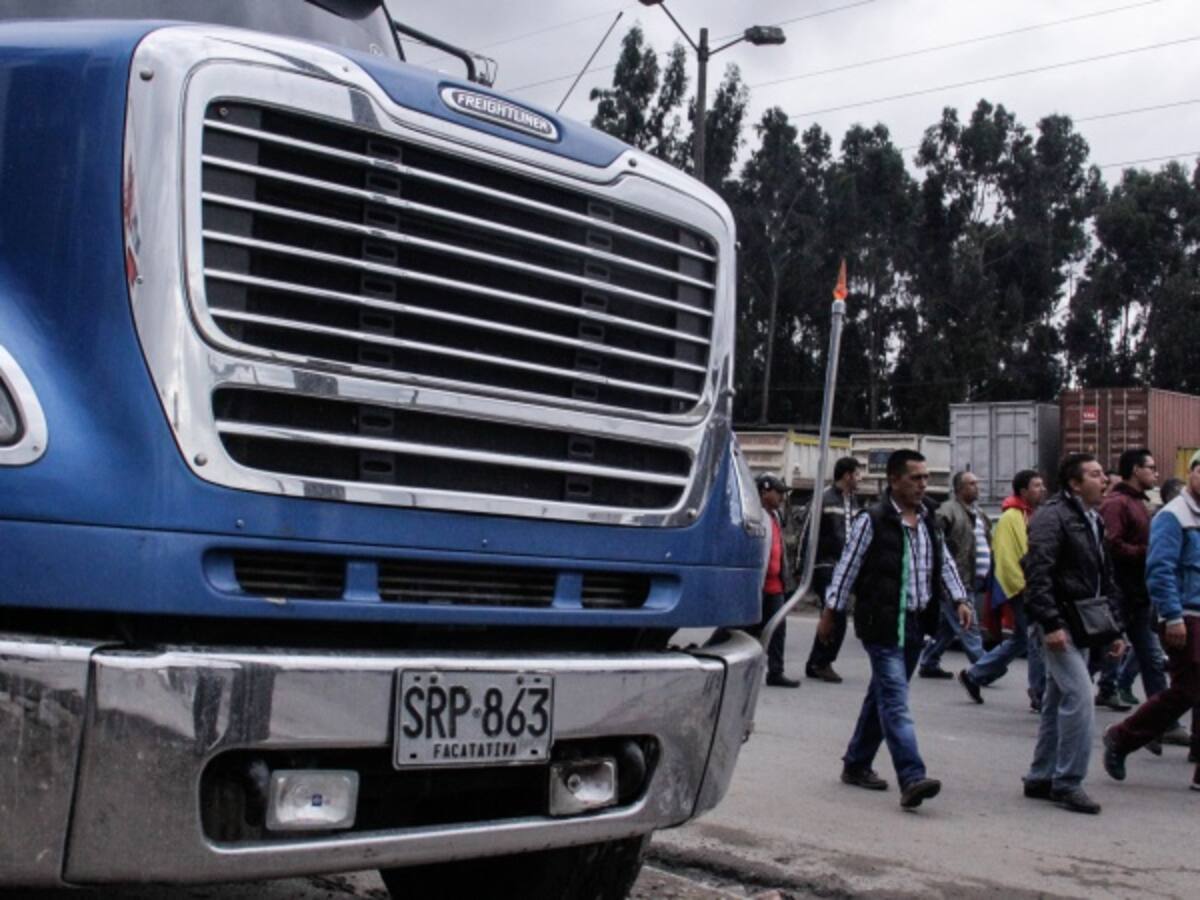 Caravana de camioneros afecta movilidad en Bogotá