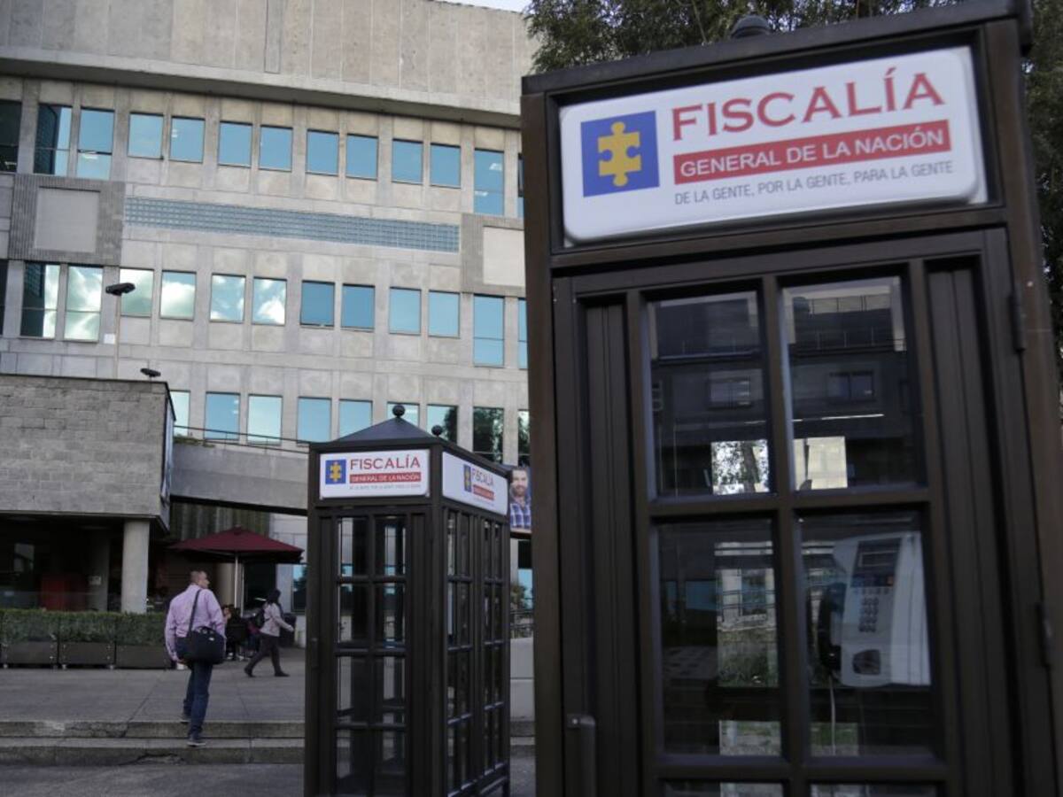 Peritos de la Fiscalía analizan dos armas halladas en el ETCR de Mesetas