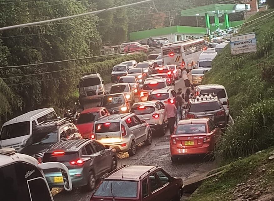 Foto: Ciudadanos en Filandia registraron en fotos y videos los trancones vehiculares.
