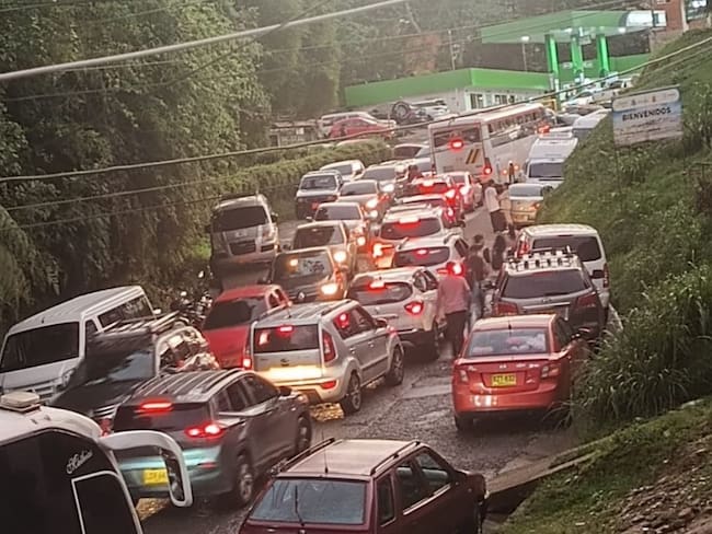 Foto: Ciudadanos en Filandia registraron en fotos y videos los trancones vehiculares.