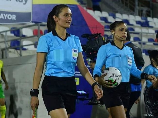 Mary Blanco, con el banderín, durante un partido de la segunda división en Colombia.