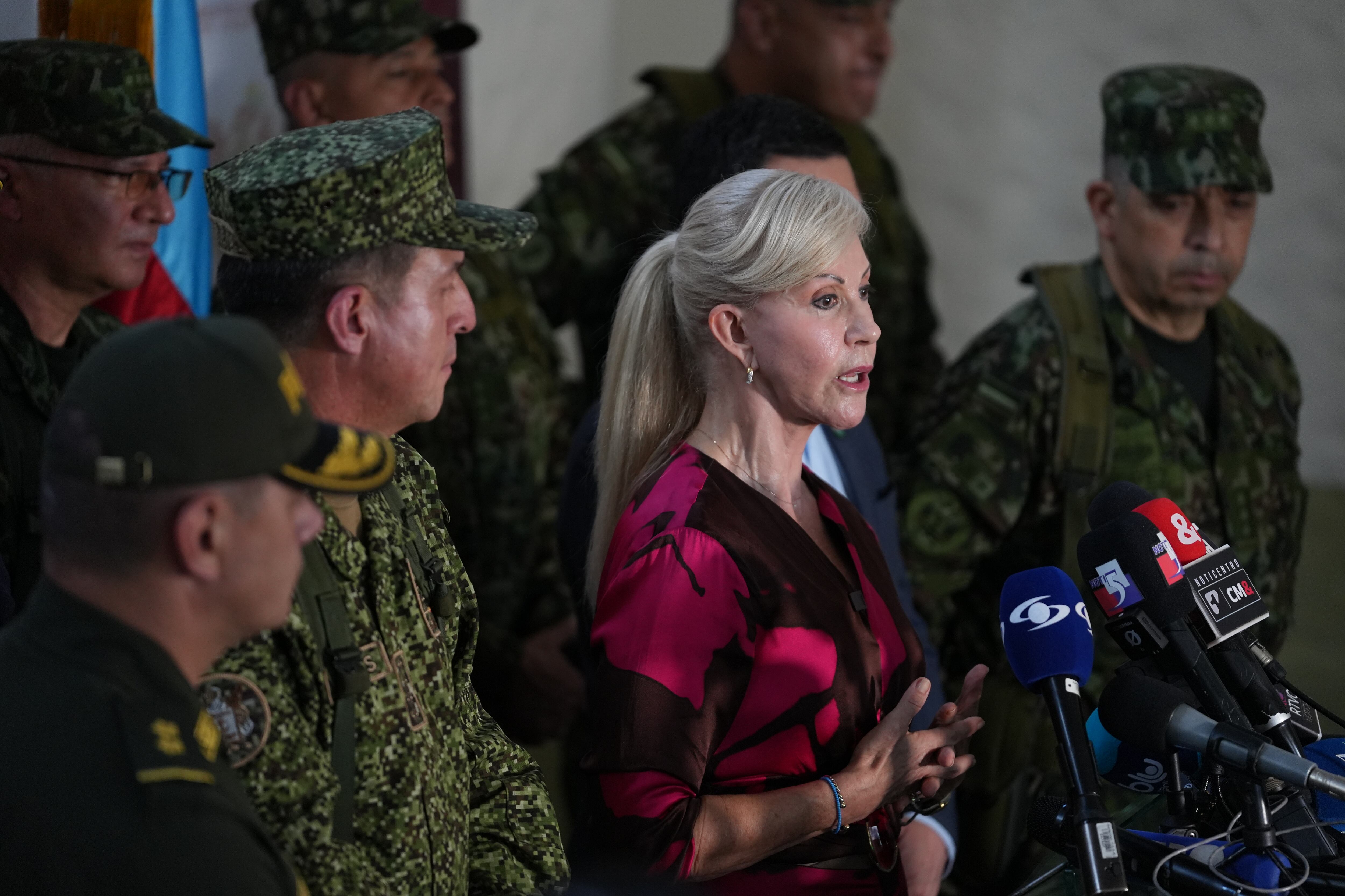 AME3353. CALI (COLOMBIA), 19/07/2024.- La gobernadora del Valle del Cauca, Dilian Francisca Toro, habla con medios de comunicación luego de una reunión con toda la cúpula militar en la que se trataron temas de seguridad referentes a la organización de COP16, evento de biodiversidad a realizarse en Cali en el mes de octubre, este viernes en Cali (Colombia). EFE/Ernesto Guzmán