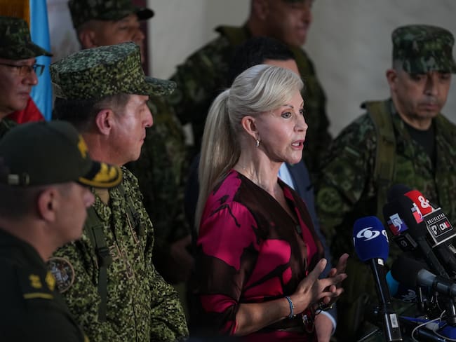 AME3353. CALI (COLOMBIA), 19/07/2024.- La gobernadora del Valle del Cauca, Dilian Francisca Toro, habla con medios de comunicación luego de una reunión con toda la cúpula militar en la que se trataron temas de seguridad referentes a la organización de COP16, evento de biodiversidad a realizarse en Cali en el mes de octubre, este viernes en Cali (Colombia). EFE/Ernesto Guzmán