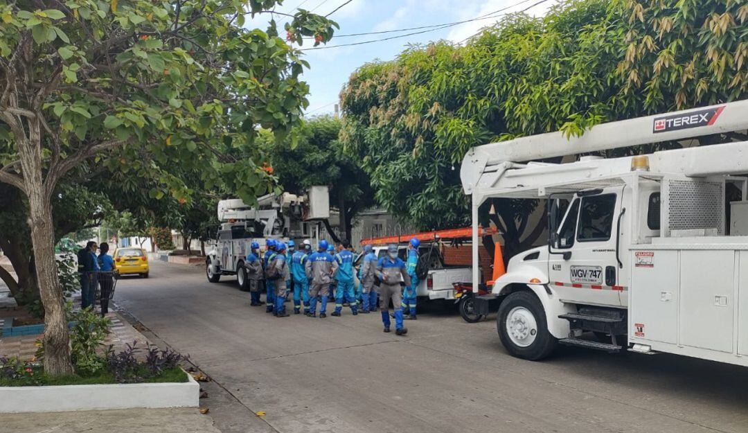 Los operarios que realizaban los trabajos de mejoramiento del servicio en el barrio El Carmen.