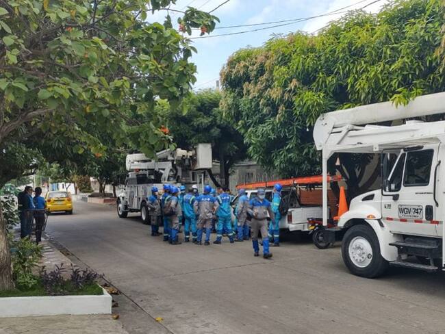 Los operarios que realizaban los trabajos de mejoramiento del servicio en el barrio El Carmen.