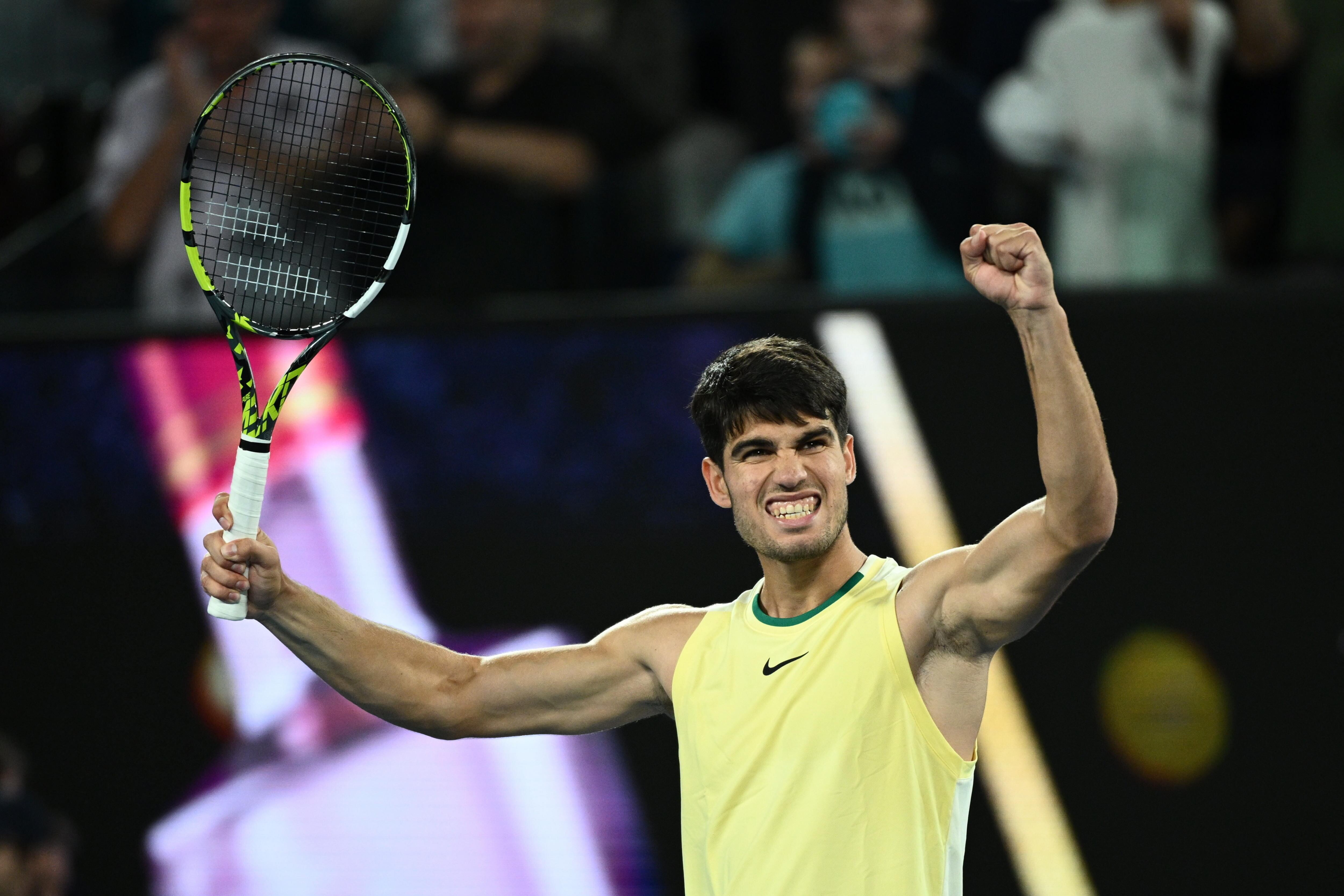 Carlos Alcaraz celebra su victoria en la cuarta ronda del Abierto de Australia. EFE/EPA/JOEL CARRETT AUSTRALIA AND NEW ZEALAND OUT