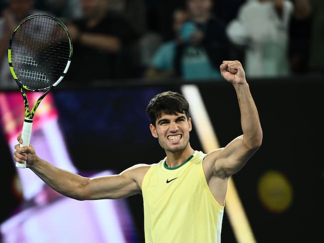 Carlos Alcaraz celebra su victoria en la cuarta ronda del Abierto de Australia. EFE/EPA/JOEL CARRETT AUSTRALIA AND NEW ZEALAND OUT