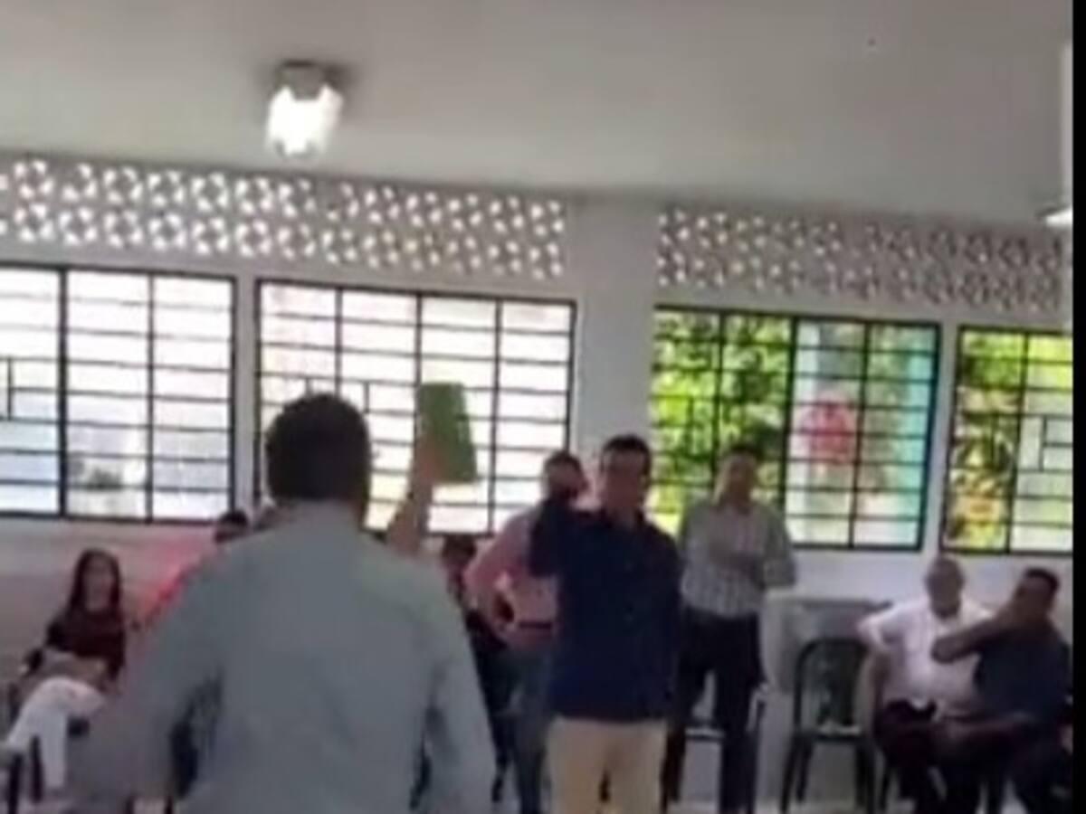 Agarrón entre concejales frente a niños en un colegio